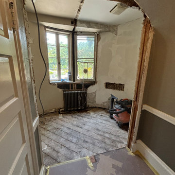 Cheeky wallpaper powder/laundry room