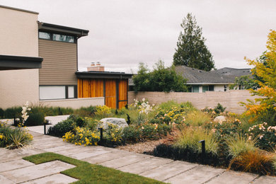 Inspiration for a small drought-tolerant and full sun front yard landscaping in Seattle.