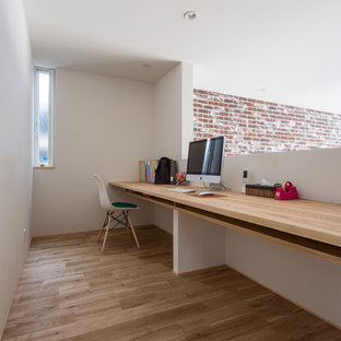 京都の小さいモダンスタイルのおしゃれなホームオフィス・仕事部屋 (白い壁、淡色無垢フローリング、造り付け机、ベージュの床) の写真