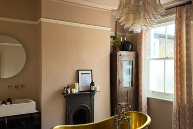 ロンドンにある高級な広いヴィクトリアン調のおしゃれな子供用バスルーム (黒いキャビネット、置き型浴槽、オープン型シャワー、ピンクの壁、モザイクタイル、コンソール型シンク、コンクリートの洗面台、マルチカラーの床、オープンシャワー、白い洗面カウンター、洗面台2つ、独立型洗面台、ビデ、フラットパネル扉のキャビネット) の写真