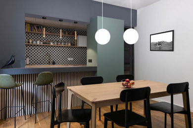 This is an example of a dining room in Grenoble.