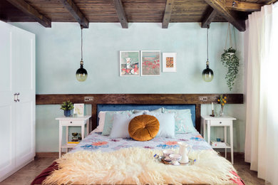 Diseño de dormitorio principal y blanco y madera mediterráneo de tamaño medio con suelo de baldosas de cerámica, suelo beige y techo inclinado