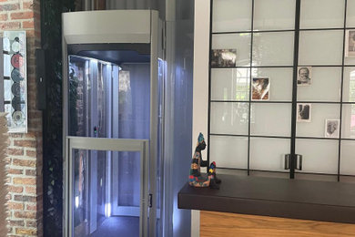 Kleines, Offenes Wohnzimmer mit weißer Wandfarbe, braunem Holzboden, gewölbter Decke und Ziegelwänden in Bonn