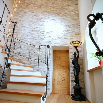 Corrimano Artigianale in Ferro e Scala in Larice con Illuminazione Contemporanea
