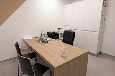 Réalisation d'un bureau nordique de taille moyenne avec un mur beige, un sol en linoléum, aucune cheminée, un bureau indépendant et un sol gris.