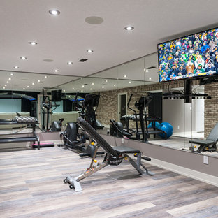 カルガリーの中サイズのコンテンポラリースタイルのおしゃれなトレーニングルーム (グレーの壁、磁器タイルの床) の写真