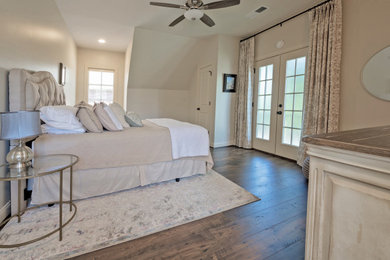 Foto de habitación de invitados clásica de tamaño medio con paredes blancas, suelo vinílico y suelo marrón