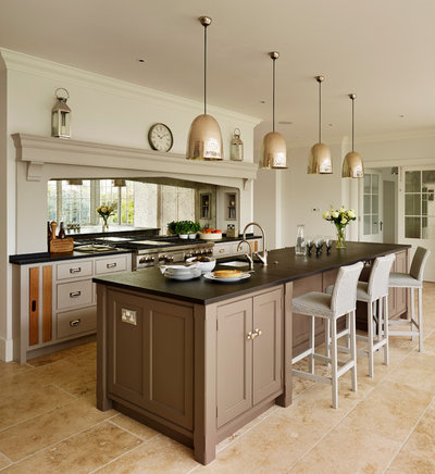Traditional Kitchen by Humphrey Munson