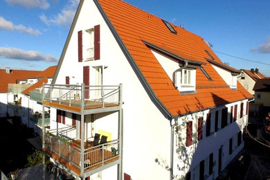Mittelgroßes, Dreistöckiges Klassisches Einfamilienhaus mit Putzfassade, weißer Fassadenfarbe, Satteldach und Ziegeldach in Stuttgart