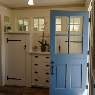 Idee per una porta d'ingresso country di medie dimensioni con pareti beige, parquet scuro, una porta olandese e una porta blu