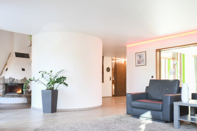 This is an example of a contemporary living room in Nuremberg.