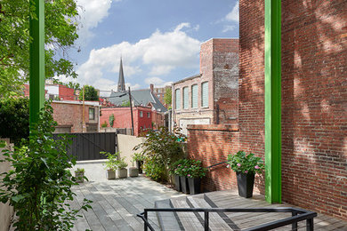 Example of a mid-sized trendy deck design in DC Metro