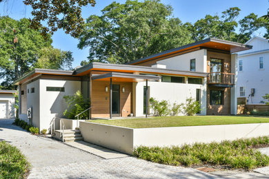 Modelo de fachada de casa blanca moderna grande de dos plantas con revestimientos combinados, tejado plano y tablilla