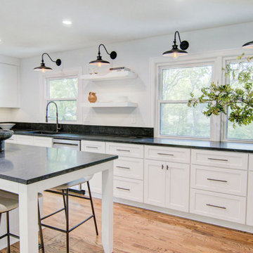 Colonial Modern Residence - Kansas City, Kansas