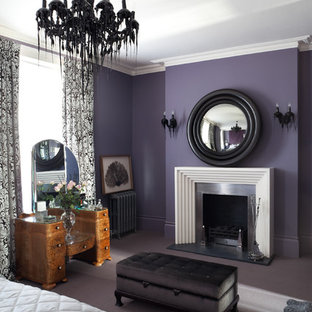 Пример оригинального дизайна: хозяйская спальня среднего размера в стиле фьюжн с фиолетовыми стенами, ковровым покрытием, стандартным камином, фасадом камина из металла и фиолетовым полом