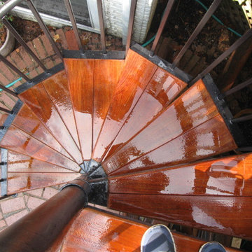 Elevated curved Ipe deck in Herndon, VA, with spiral staircase.