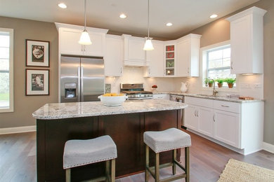 Elegant kitchen photo in Milwaukee