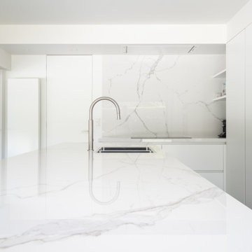 Modern total white kitchen with Calacatta Extra