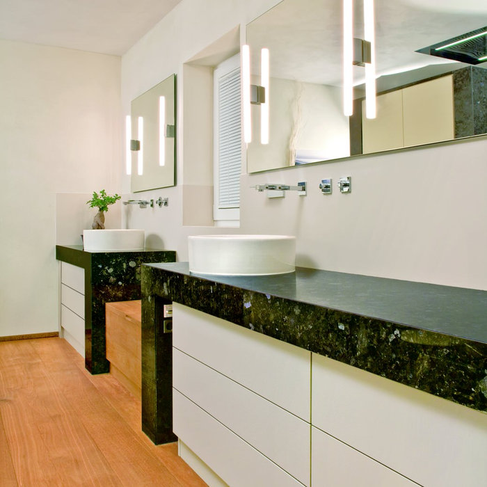 Waschtischeinbauten in einem modernen Bad, kombination aus Granit, Eiche Massivholz und Lackfronten