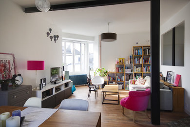 Idées déco pour un salon contemporain de taille moyenne et ouvert avec une salle de réception, un mur blanc, parquet clair, aucune cheminée, un téléviseur indépendant et un sol marron.