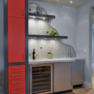 マイアミのコンテンポラリースタイルのおしゃれなウェットバー (アンダーカウンターシンク、フラットパネル扉のキャビネット、赤いキャビネット、御影石カウンター、マルチカラーのキッチンパネル、ガラスタイルのキッチンパネル、磁器タイルの床、ベージュの床) の写真