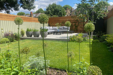 Свежая идея для дизайна: большой участок и сад на заднем дворе - отличное фото интерьера