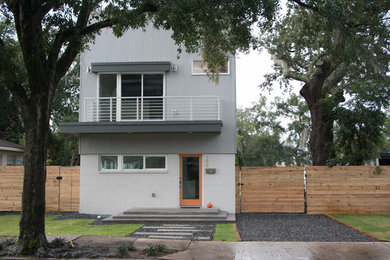 Cette image montre une maison minimaliste de taille moyenne.