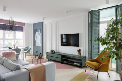 Стильный дизайн: гостиная комната среднего размера в современном стиле с белыми стенами, паркетным полом среднего тона, телевизором на стене, коричневым полом и акцентной стеной - последний тренд