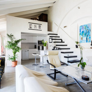 Foto de salón abierto, mediterráneo, con paredes beige