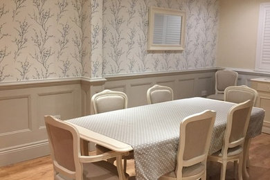This is an example of a traditional dining room in Hampshire.