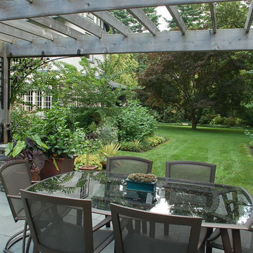 Sophisticated Garden Design with Pergola