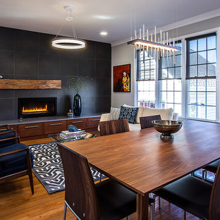 Mittelgroßes Modernes Esszimmer mit grauer Wandfarbe, braunem Holzboden, gefliestem Kaminsims und Gaskamin in Richmond