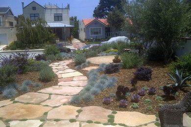 This is an example of a contemporary landscaping in Los Angeles.