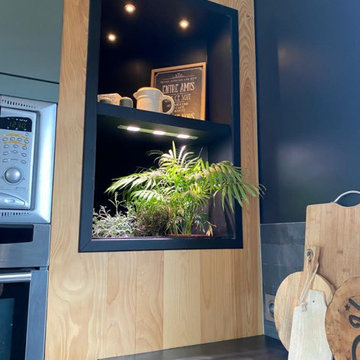 Relooking total cuisine démodée en un espace design et épuré