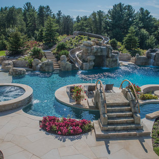 Großer Klassischer Pool in individueller Form mit Wasserrutsche und Natursteinplatten in Chicago