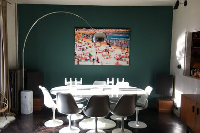 Cette photo montre une salle à manger tendance de taille moyenne avec un mur vert, parquet foncé et un sol marron.