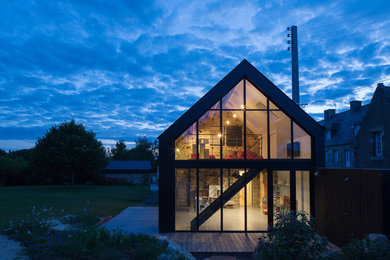 Exemple d'une façade de maison tendance.