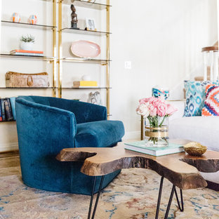 Esempio di un piccolo soggiorno minimalista aperto con pareti beige, pavimento in travertino, camino classico, cornice del camino in legno e pavimento beige