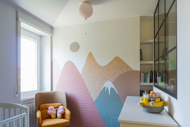 Foto di una piccola cameretta per bambini da 1 a 3 anni design con pareti grigie, parquet scuro, pavimento marrone e carta da parati