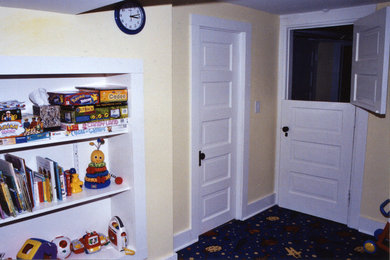 Modelo de sótano clásico con paredes amarillas y suelo vinílico