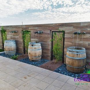 フェニックスの中サイズのサンタフェスタイルのおしゃれな裏庭のテラス (砂利舗装、日よけなし) の写真