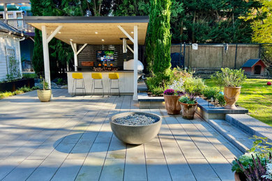 Diseño de patio contemporáneo en patio trasero con cocina exterior, adoquines de hormigón y cenador