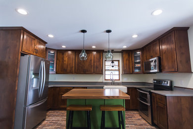 Kitchen - traditional kitchen idea in St Louis