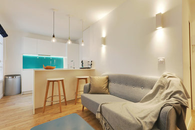 Idées déco pour un salon scandinave de taille moyenne et ouvert avec une bibliothèque ou un coin lecture, un mur blanc, un sol en vinyl et un téléviseur indépendant.