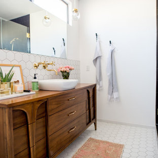 Ispirazione per una stanza da bagno padronale minimalista di medie dimensioni con consolle stile comò, ante in legno scuro, doccia ad angolo, WC monopezzo, piastrelle bianche, piastrelle in gres porcellanato, pareti bianche, pavimento in gres porcellanato, lavabo a bacinella, top in legno, pavimento bianco, porta doccia a battente e top marrone