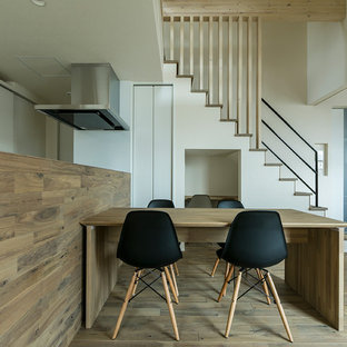 札幌のモダンスタイルのLDKの画像 (白い壁、塗装フローリング、茶色い床)