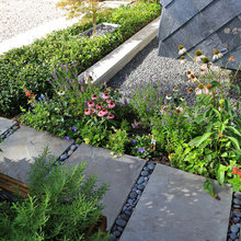 Garden-patio w/ pebbles