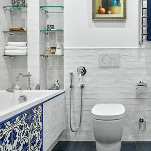 Kleines Eklektisches Badezimmer mit blauen Fliesen, weißen Fliesen, farbigen Fliesen, weißer Wandfarbe, Duschbadewanne, Keramikfliesen, Keramikboden, Einbaubadewanne und Wandtoilette in Moskau
