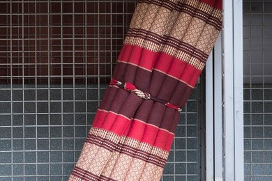 Bequeme Rollmatte in roter Stofffarbe im Thai-Stil, B x T: 160 x 78 cm