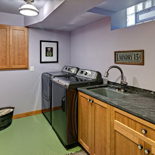 ミネアポリスの中サイズのおしゃれな洗濯室 (アンダーカウンターシンク、シェーカースタイル扉のキャビネット、淡色木目調キャビネット、御影石カウンター、紫の壁、左右配置の洗濯機・乾燥機、緑の床、マルチカラーのキッチンカウンター) の写真